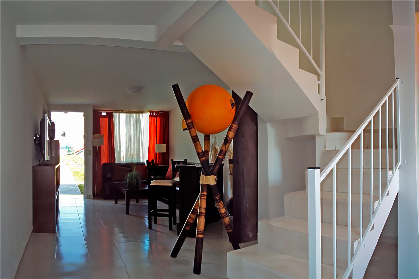 Vista de la sala y escalera desde la cocina y comedor - Bulevares del Lago