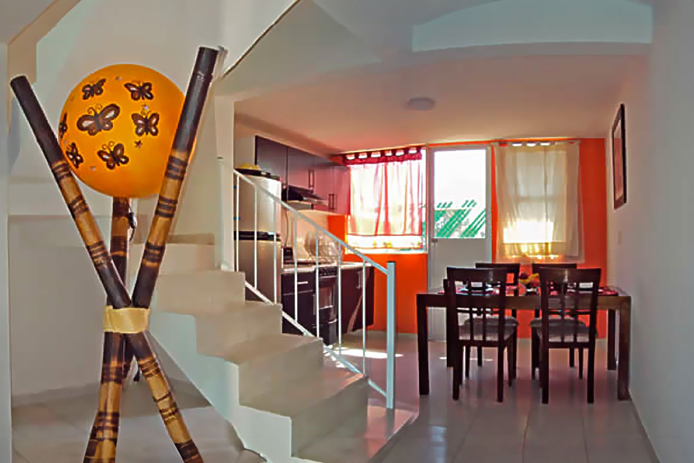 Vista de la escalera, cocina y comedor desde la sala - Bulevares del Lago